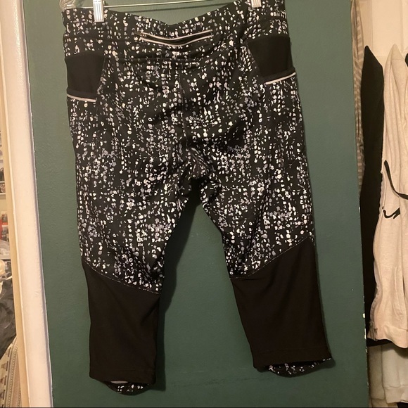 Athleta Spotted Black Cropped Leggings - Picture 3 of 7